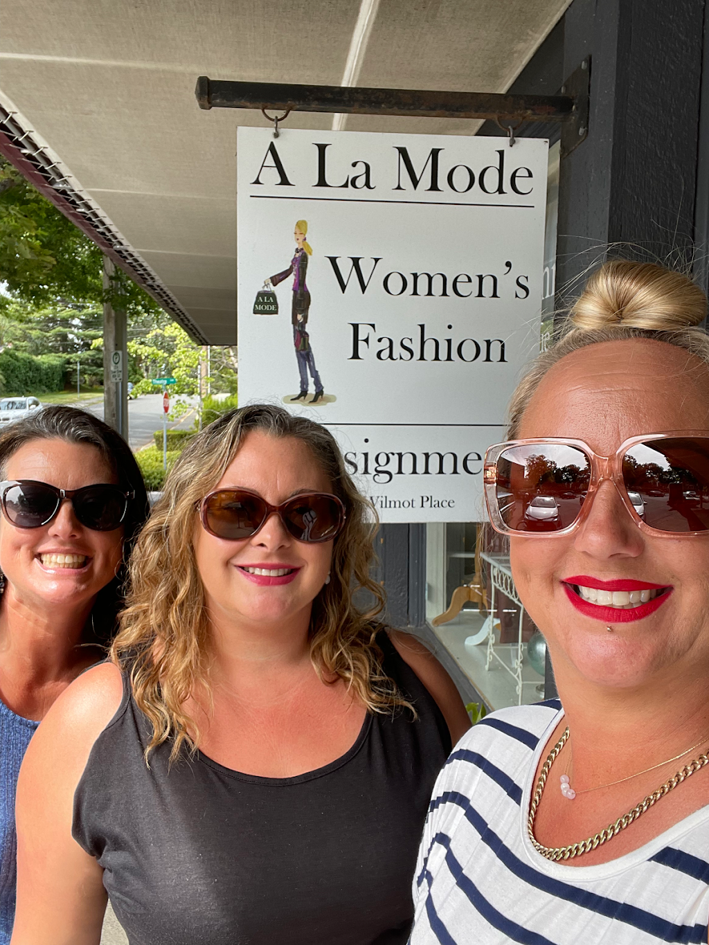 A La Mode Consignment Upscale Resale Boutique | 1507 Wilmot Pl, Victoria, BC V8R 5S4, Canada | Phone: (250) 592-1116
