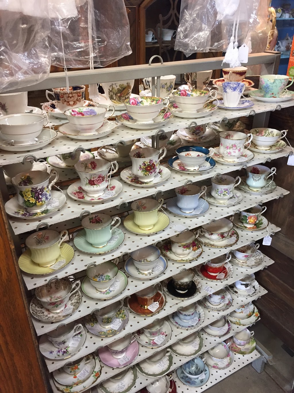 Prudhommes Antique Market | 3125 N Service Rd, Vineland Station, ON L0R 2E0, Canada | Phone: (905) 562-5187