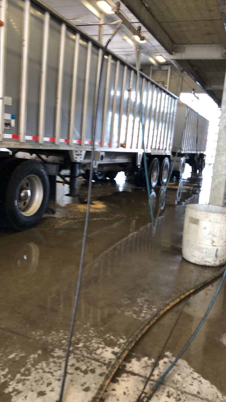 Capital Wash | 2610 11th St W, Saskatoon, SK S7M 1J6, Canada | Phone: (306) 934-9500