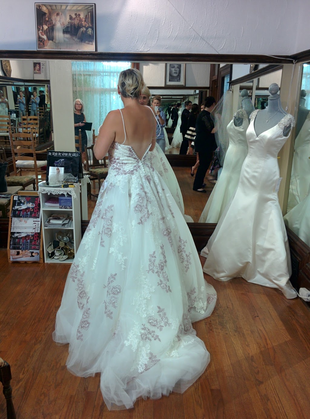 Sinders Bridal House | 10 Lake Ave W, Carleton Place, ON K7C 1L2, Canada | Phone: (613) 909-9594