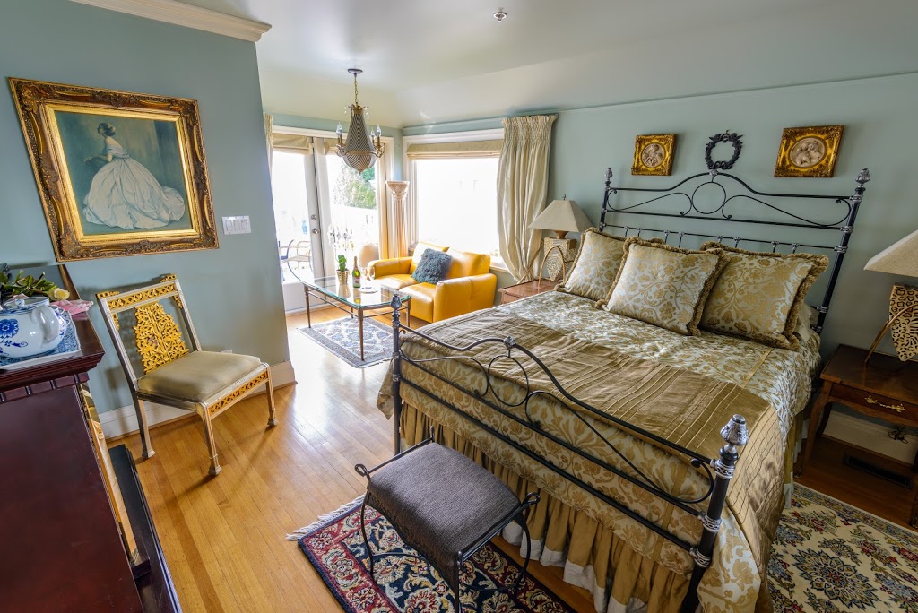 Crystals View Bed & Breakfast | 420 Tempe Crescent, North Vancouver, BC V7N 1E6, Canada | Phone: (604) 987-3952