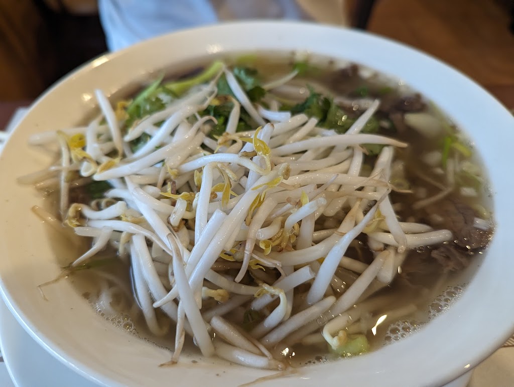 Phở Thành Restaurant | 4858 Bd des Sources, Dollard-des-Ormeaux, QC H8Y 3C7, Canada | Phone: (514) 685-8640