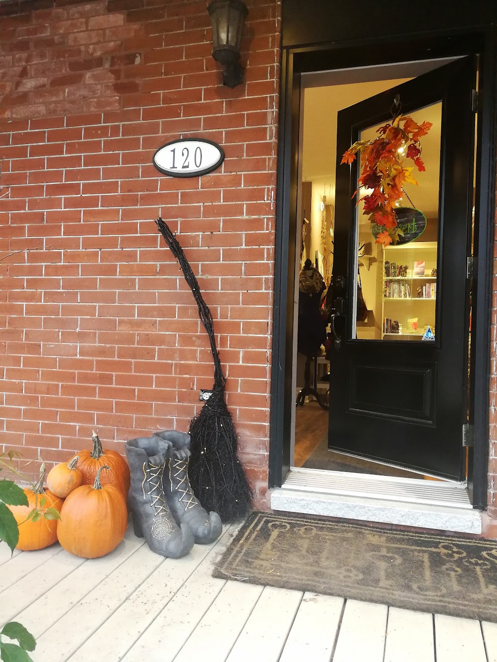 Aux Bons Présages | 120 Rue Saint-Jean-Baptiste, Beloeil, QC J3G 2V4, Canada | Phone: (450) 527-7770