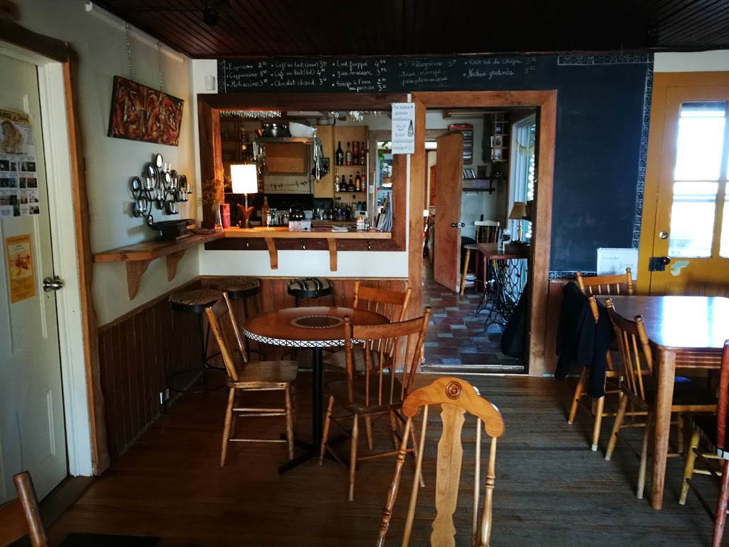 La Caravane | 4500 Ch. Capelton, Hatley, QC J0B, Canada | Phone: (819) 842-2364