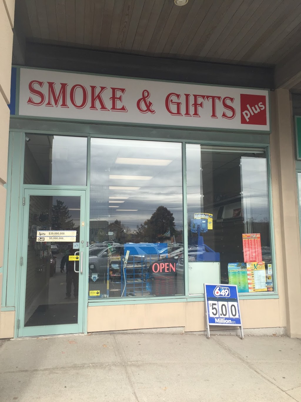 Smoke And Gift | 1 Spadina Rd, Richmond Hill, ON L4B 3M2, Canada | Phone: (905) 737-7863