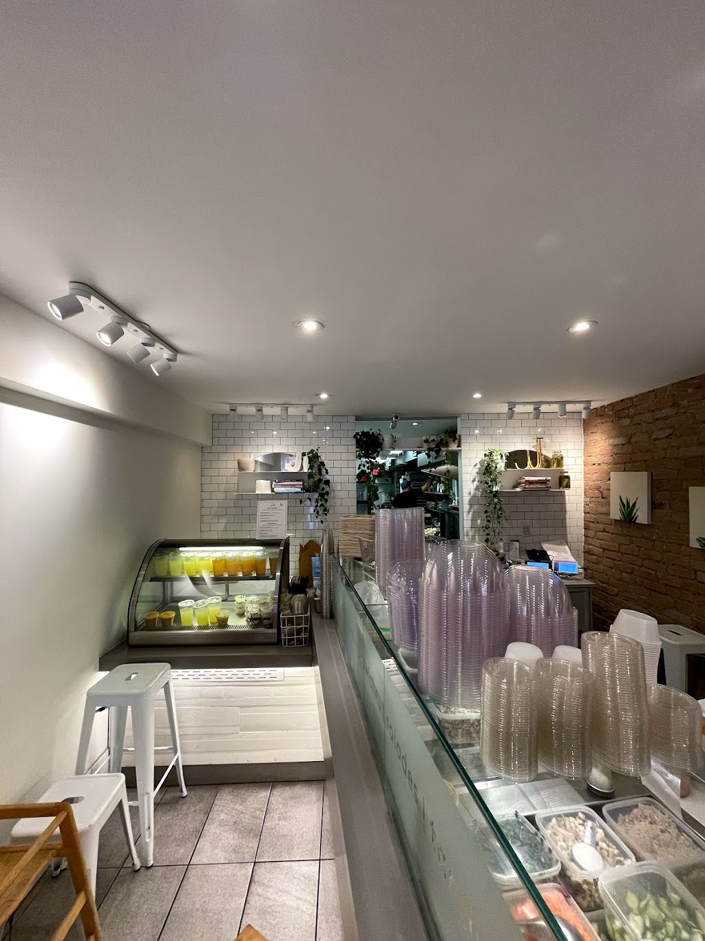 Julians | 111 Avenue du Mont-Royal O, Montréal, QC H2T 2S9, Canada | Phone: (514) 379-4622