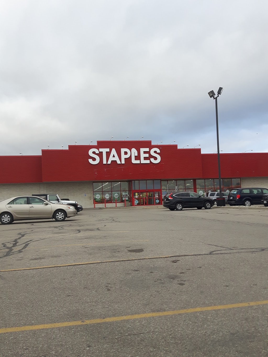 Staples Brantford | 595 West St, Brantford, ON N3R 7C5, Canada | Phone: (519) 752-3367