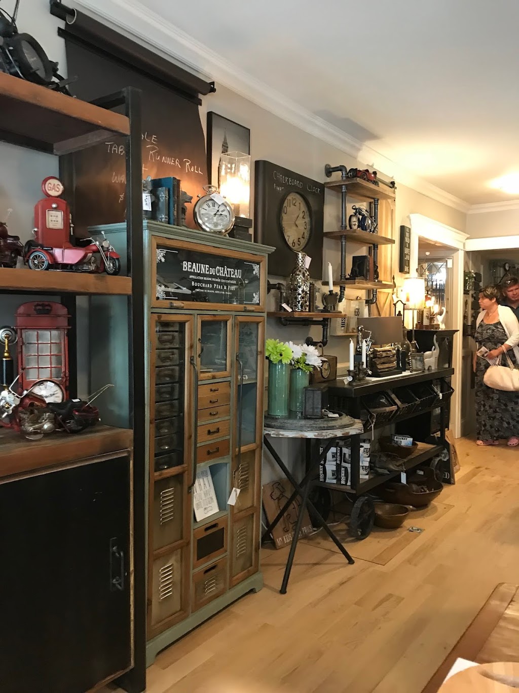 Zack and Finnigan At Home | 118 St Lawrence St, Merrickville, ON K0G 1N0, Canada | Phone: (613) 269-2262