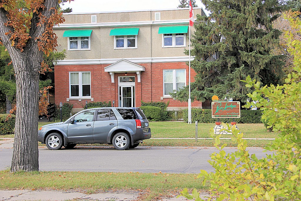 Pine Lodge | 211 Otterloo St, Indian Head, SK S0G 2K0, Canada | Phone: (306) 695-2251