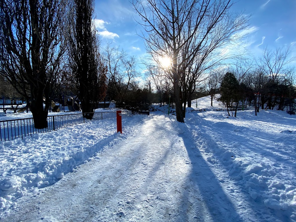 Beaubien Park (Outremont) | Av. Stuart, Montréal, QC H2V 3H1, Canada | Phone: (514) 872-0311