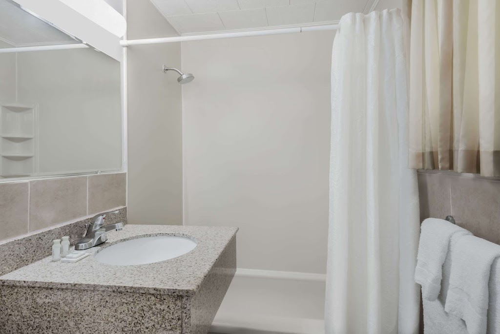 Knights Inn Arnprior | 175 Daniel St S, Arnprior, ON K7S 2L9, Canada | Phone: (613) 623-4271