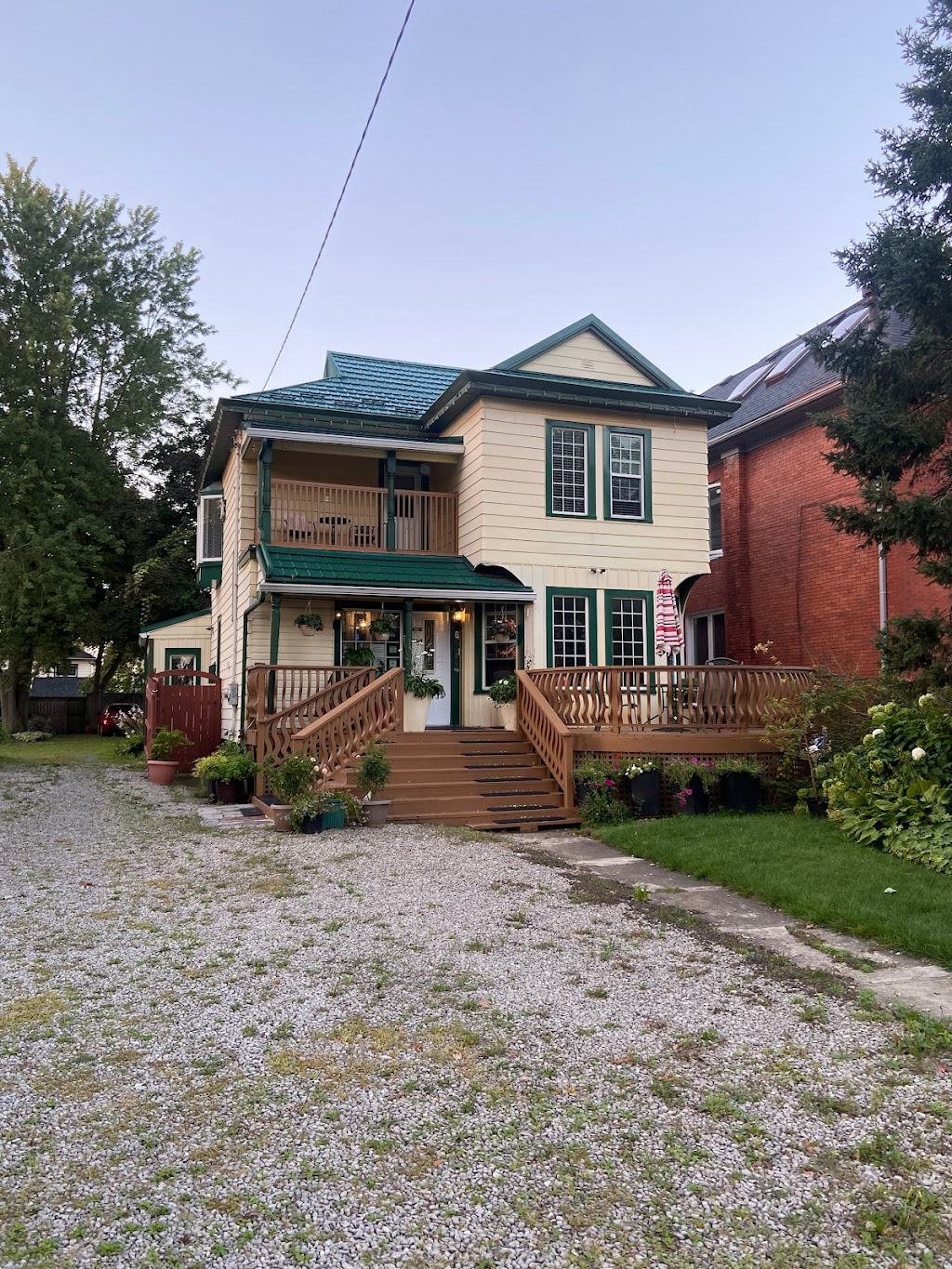 ELLIS HOUSE BED AND BREAKFAST - NIAGARA FALLS | 4284 Ellis St, Niagara Falls, ON L2E 1H1, Canada | Phone: (905) 358-0336