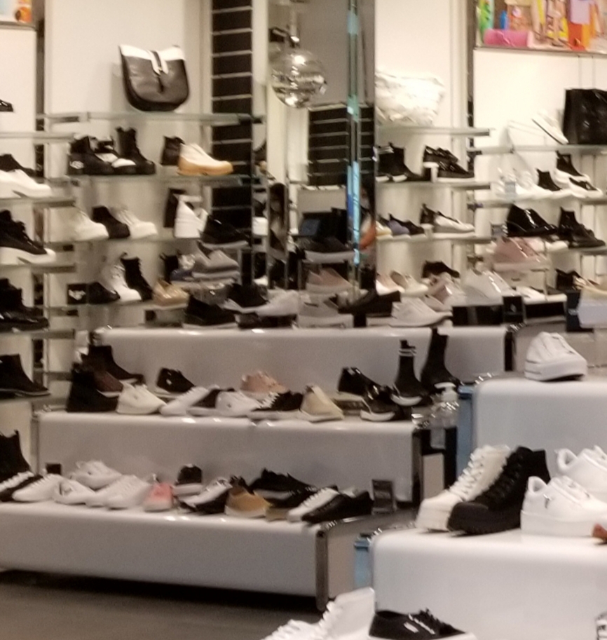 Browns | 5401 Bd des Galeries, Québec, QC G2K 1N4, Canada | Phone: (418) 781-0964