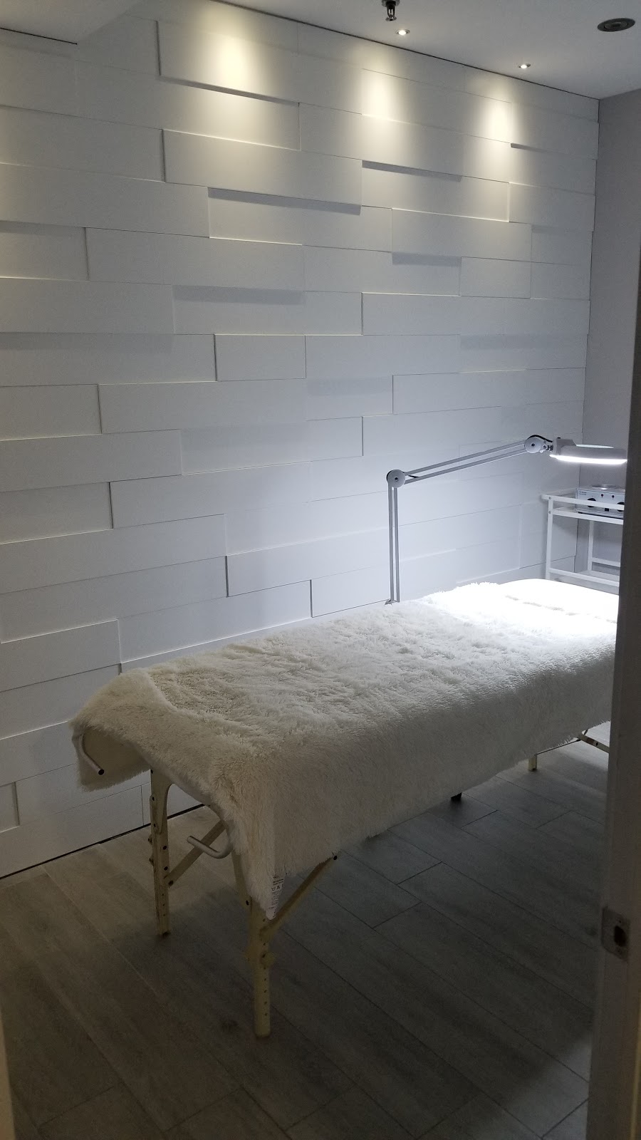 LUX bar à ongles & esthétique | 5955 Boulevard Cousineau, Saint-Hubert, QC J3Y 7P5, Canada | Phone: (450) 445-2111