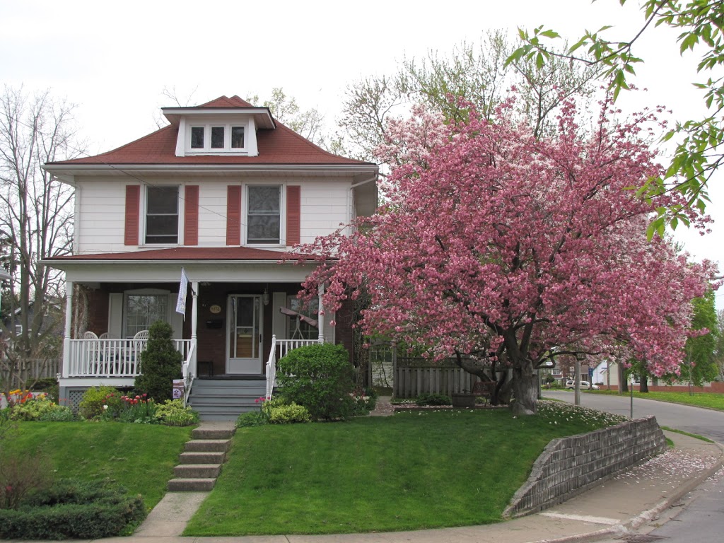 Strathaird Bed and Breakfast | 4372 Simcoe St, Niagara Falls, ON L2E 1T6, Canada | Phone: (902) 314-3086