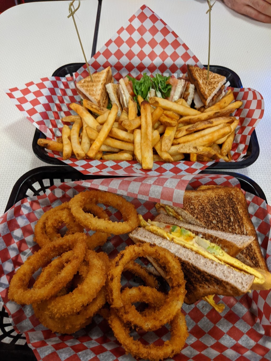 Kens Diner | 6104 Schonsee Way, Edmonton, AB T5Z 0K6, Canada | Phone: (780) 244-5367