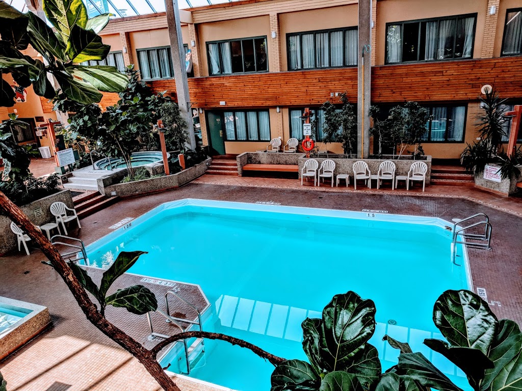Travelodge by Wyndham Winnipeg East | 20 Alpine Ave, Winnipeg, MB R2M 0Y5, Canada | Phone: (204) 255-6000