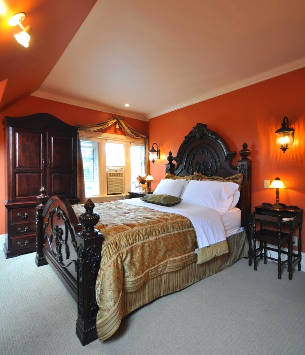 Creighton Manor Inn Bed&Breakfast | 74 Creighton St S, Orillia, ON L3V 1B2, Canada | Phone: (705) 326-3326