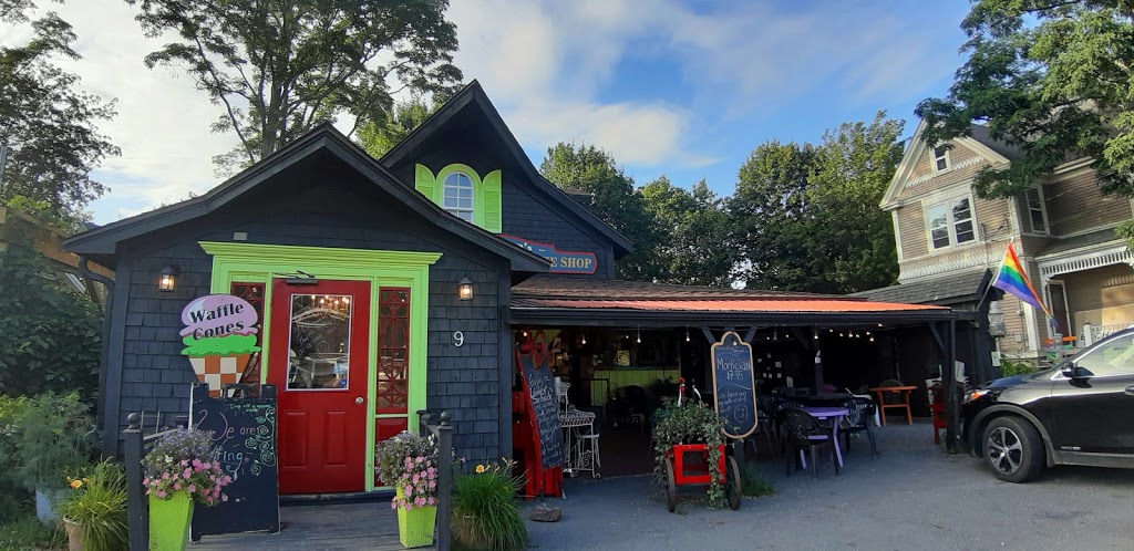 Jo-Anns Market Deli Bakery | 9 Edgewater St, Mahone Bay, NS B0J 2E0, Canada | Phone: (902) 624-6305