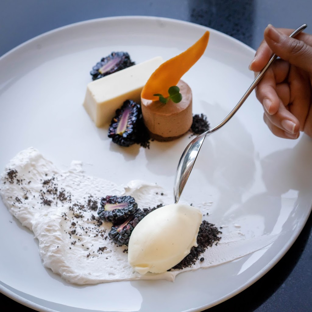 the apron | 3099 Corvette Way, Richmond, BC V6X 3A3, Canada | Phone: (604) 238-2105