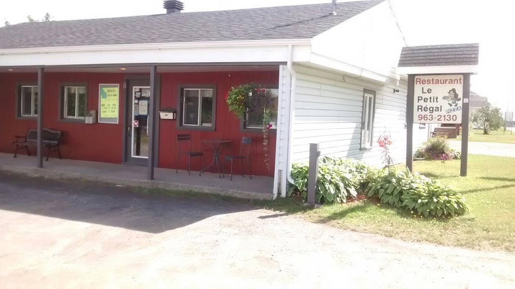Restaurant Au Petit Regal | 8 Rue Principale O, Saint-Clément, QC G0L 2N0, Canada | Phone: (418) 963-2130