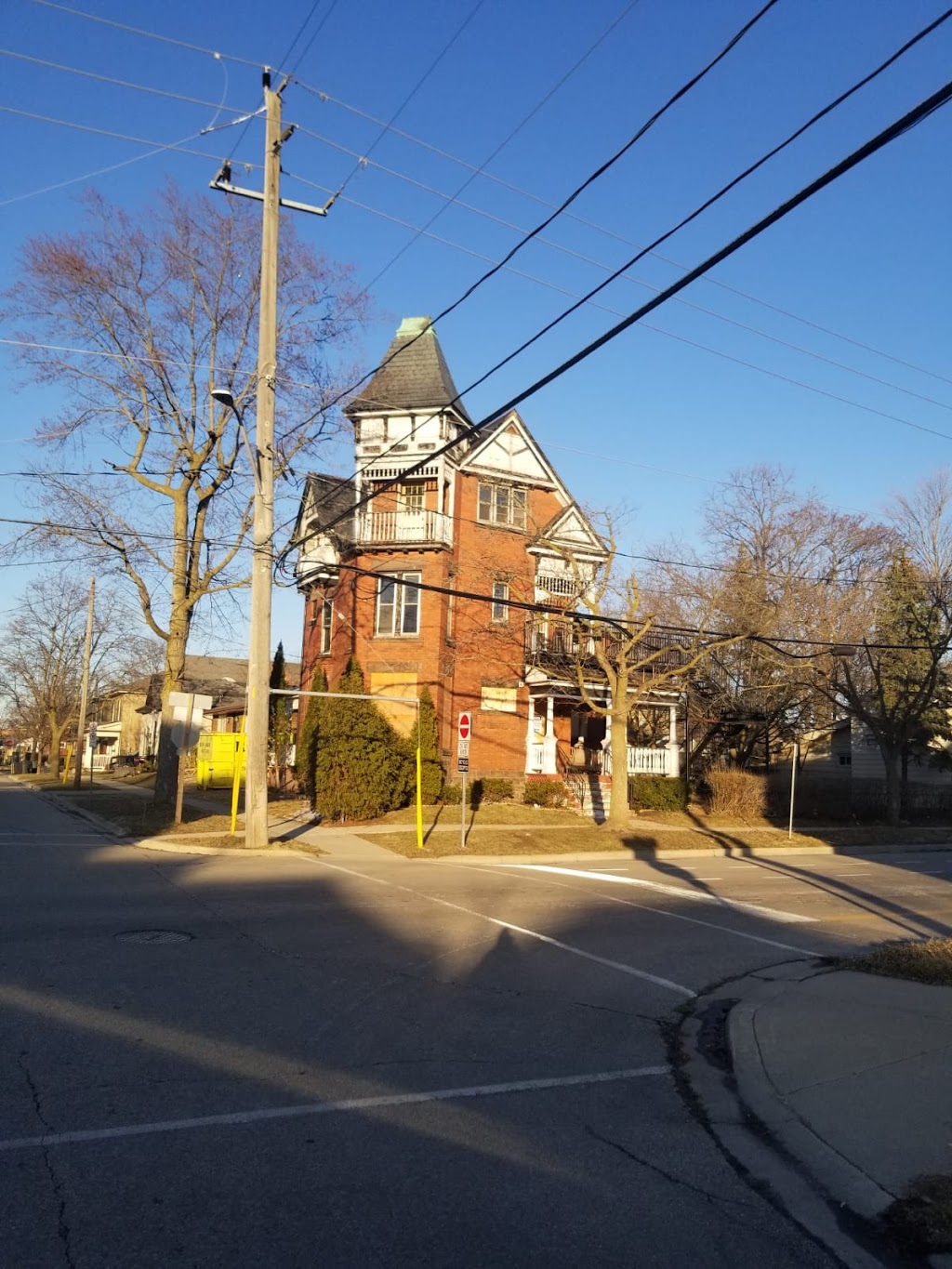 Helpful House Buyers | 98 Alice St, Brantford, ON N3S 5B7, Canada | Phone: (416) 939-1082