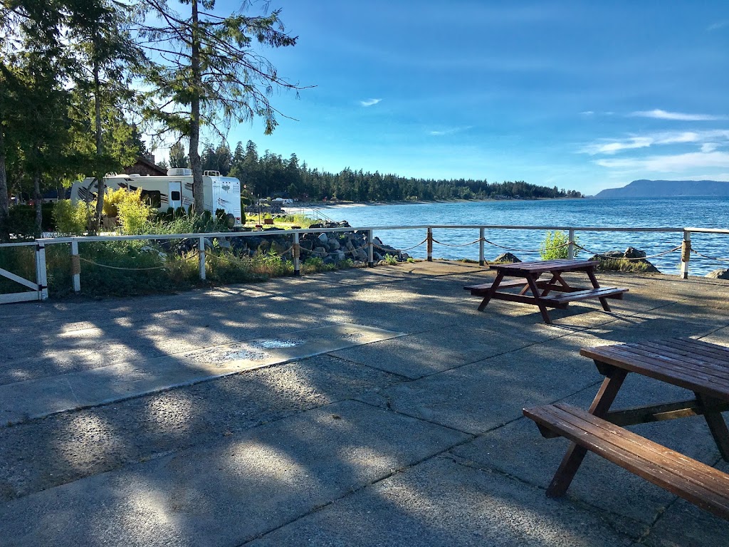 Lighthouse Motel | 6035 Island Hwy W, Qualicum Beach, BC V9K 2E1, Canada | Phone: (250) 757-8765