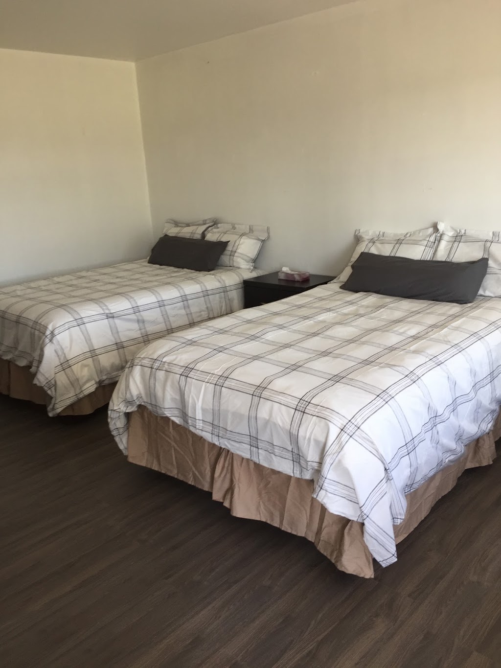 Express Inn | Lundys Ln, Niagara Falls, ON L2E 6S4, Canada | Phone: (905) 680-9595