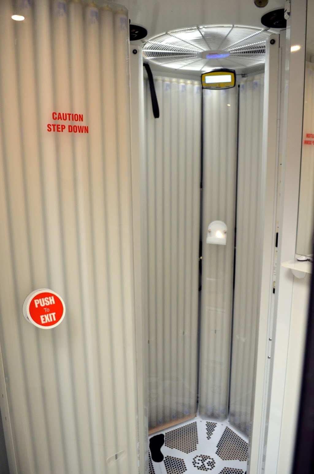Knotty Nellys Hair & Tanning Salon | 5301 25 Ave, Vernon, BC V1T 9R1, Canada | Phone: (250) 503-1330
