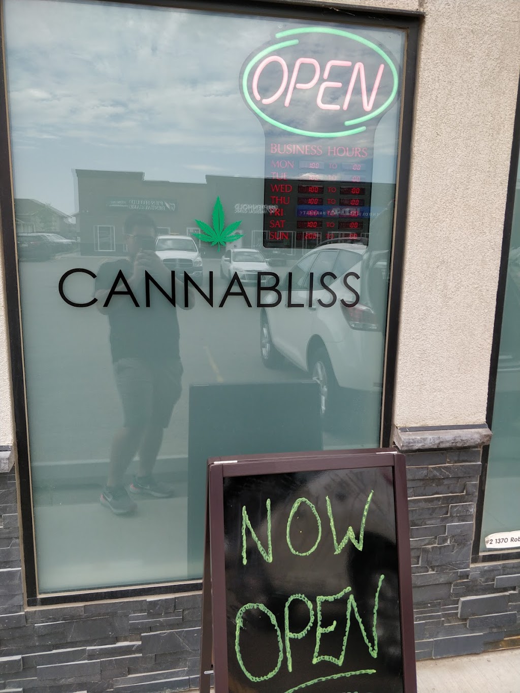 Cannabliss - Penhold | 1370 Robinson Ave #2, Penhold, AB T0M 1R0, Canada | Phone: (403) 573-1111