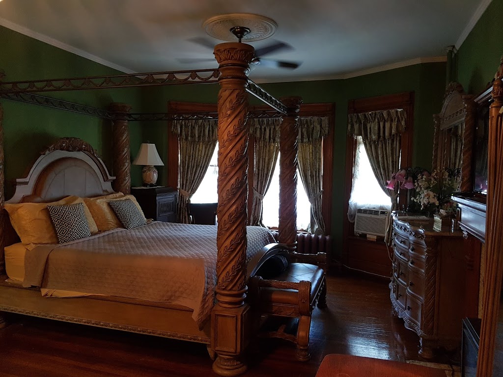 A Moment In Time Bed & Breakfast | 5982 Culp St, Niagara Falls, ON L2G 2B5, Canada | Phone: (905) 353-8522