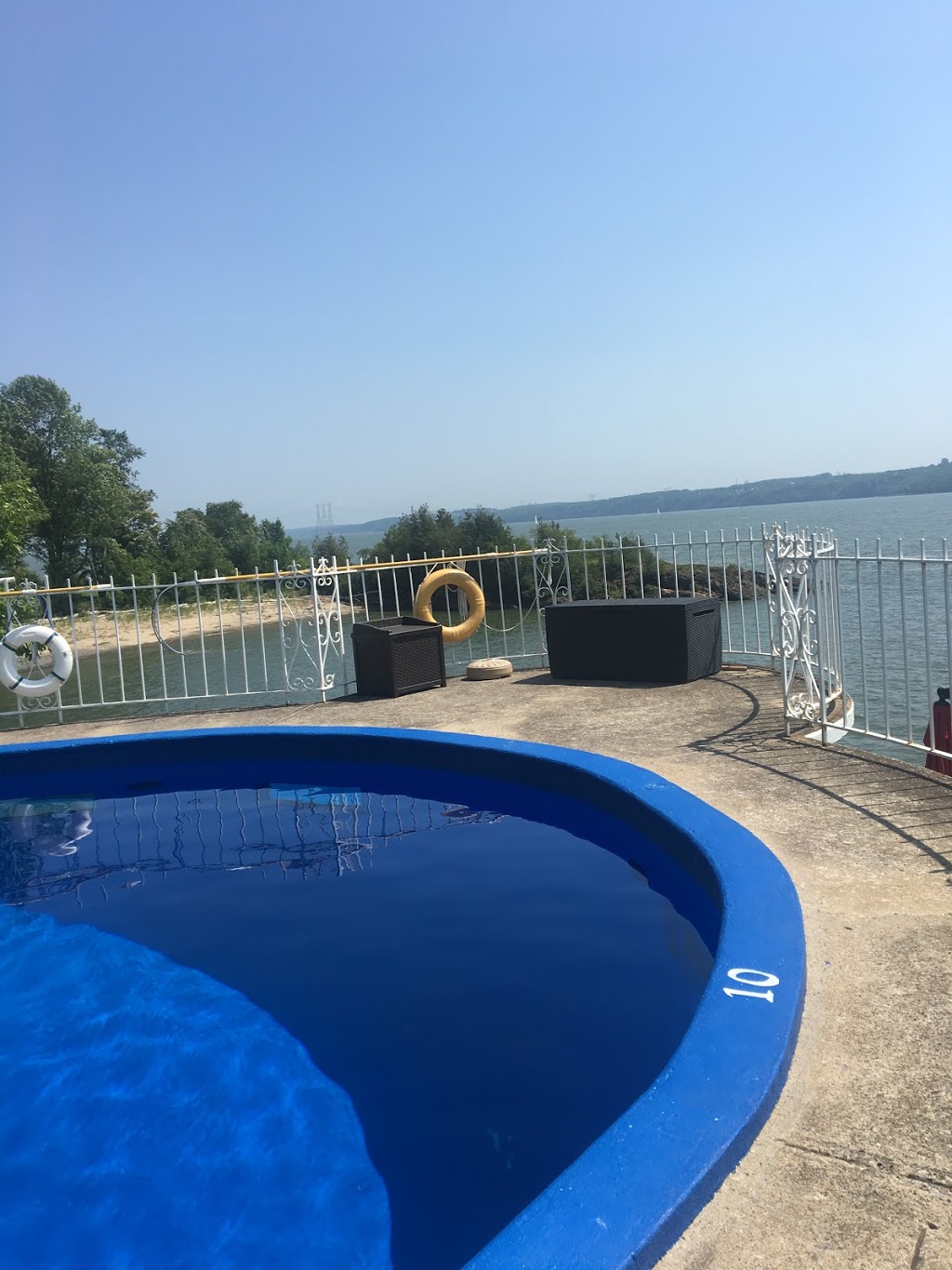 Auberge La Goéliche | 22 Rue du Quai, Sainte-Pétronille, QC G0A 4C0, Canada | Phone: (418) 828-2248