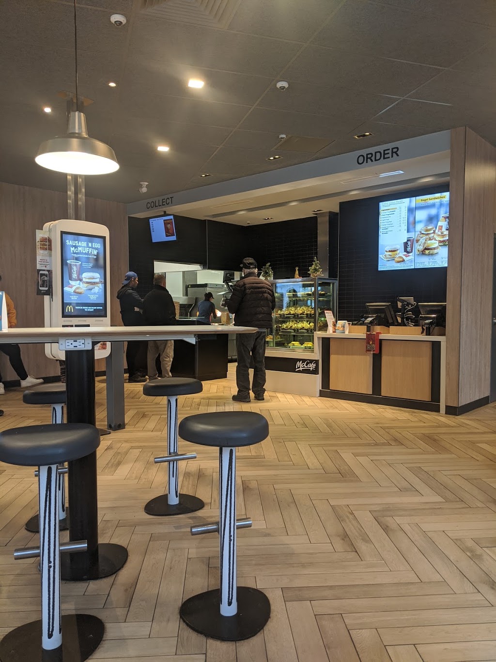 McDonalds | 3510 Derry Rd E, Mississauga, ON L4T 3V7, Canada | Phone: (905) 677-8711
