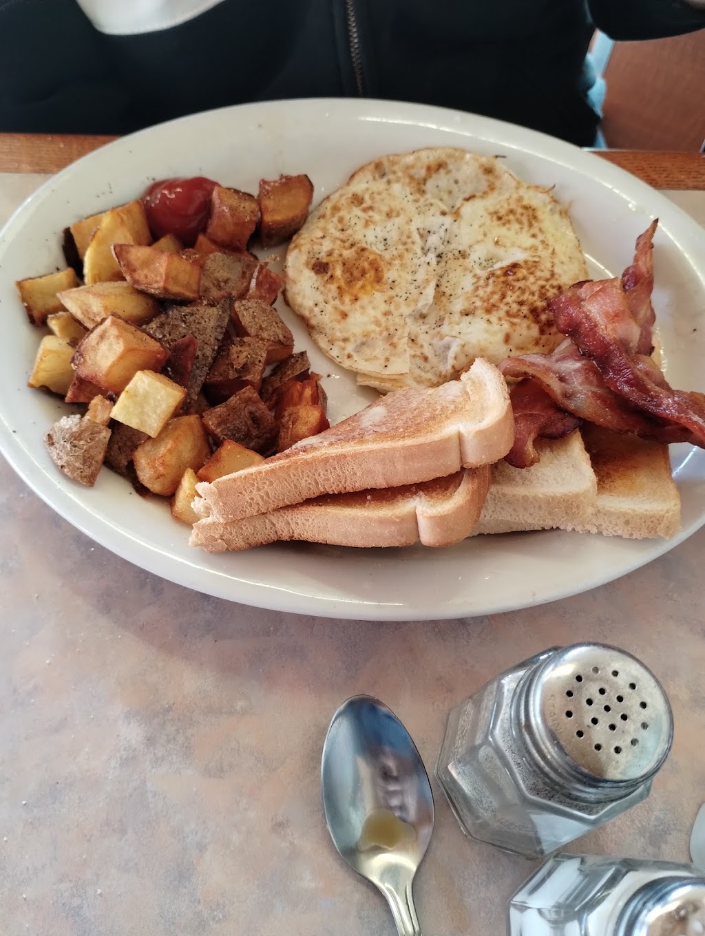 The Red Canoe Family Restaurant | 314 Hwy 124, South River, ON P0A 1X0, Canada | Phone: (705) 386-2002