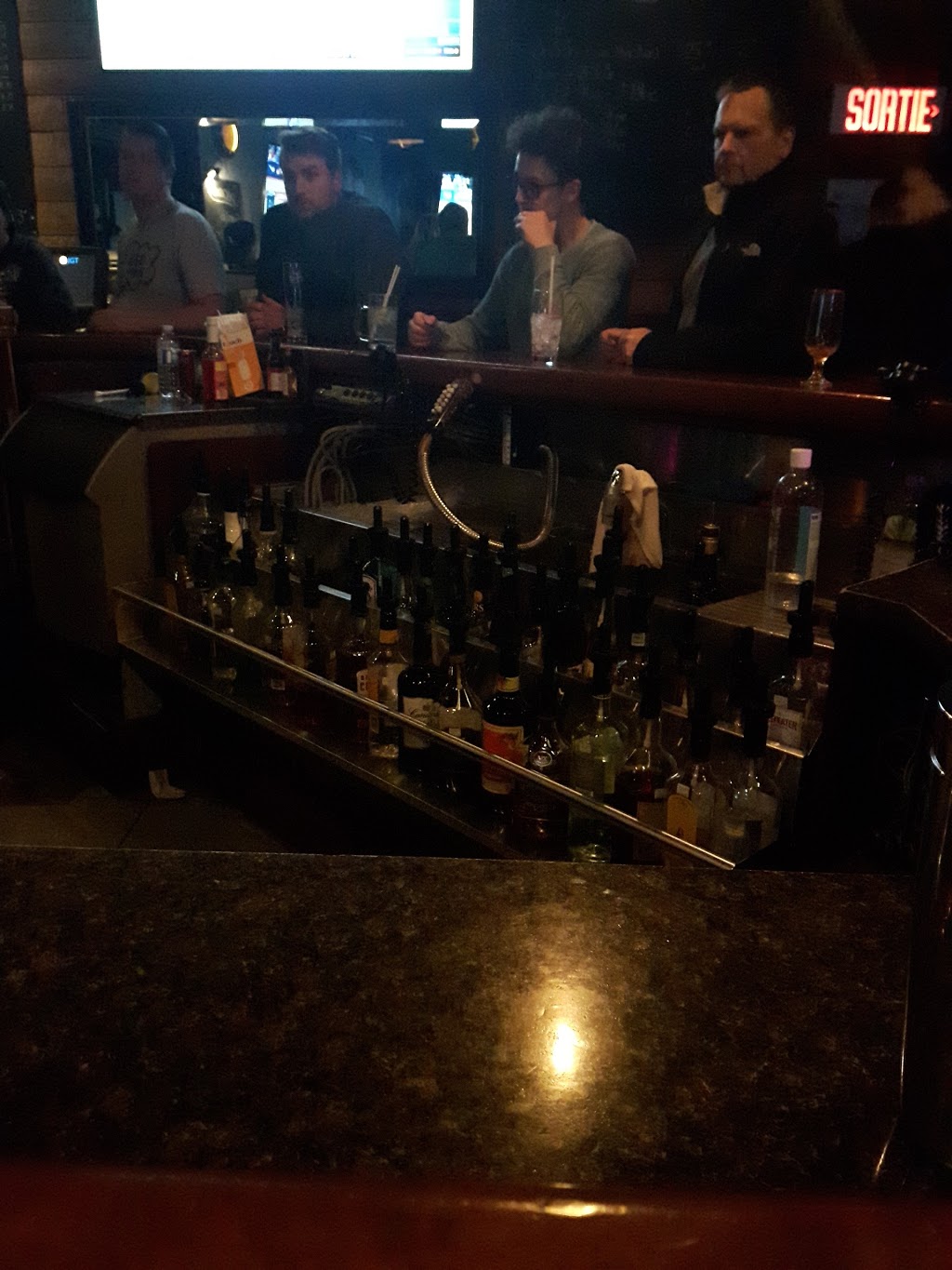 Pub Le Vieux | 650 Boulevard du Fort-Saint-Louis, Boucherville, QC J4B 1S9, Canada | Phone: (450) 655-9117