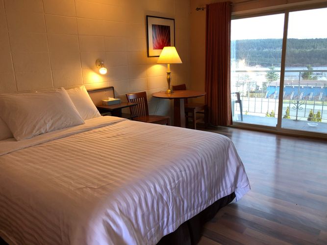 Holiday House Seaview Motel | 540 Esplanade Ave, Ladysmith, BC V9G 1A6, Canada | Phone: (250) 618-5830