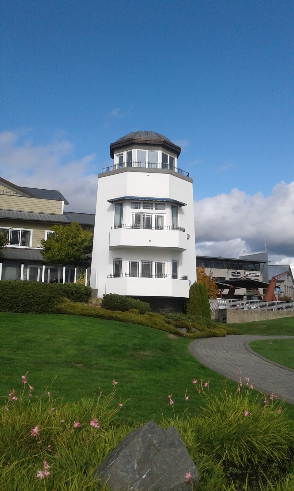 Lighthouse Bar & Grill | 1 Bellwether Way, Bellingham, WA 98225, USA | Phone: (360) 392-3200