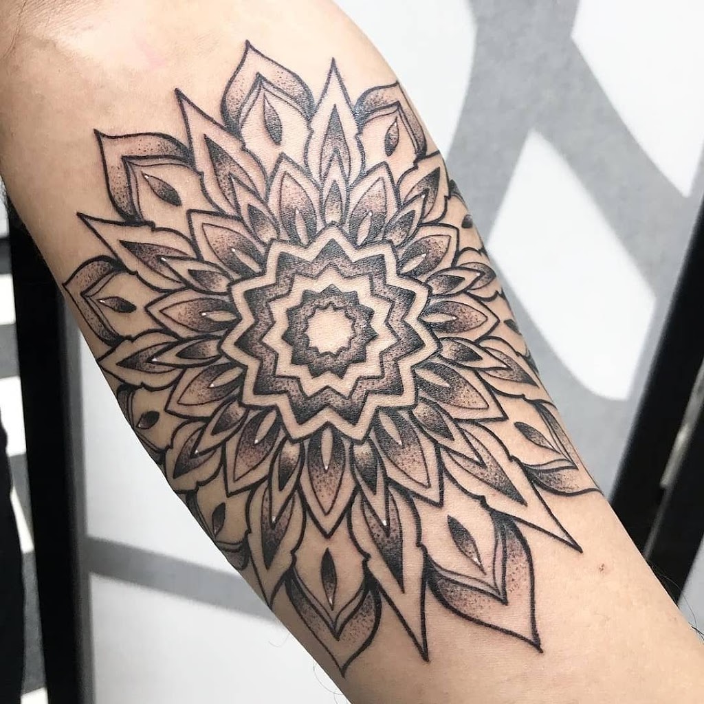 Painted People Tattoo Company | 472 Elizabeth St, Burlington, ON L7R 2M2, Canada | Phone: (905) 637-7277