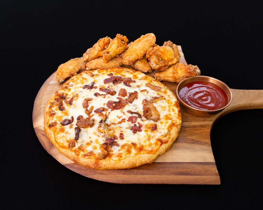 Lorenzos Pizzeria | 94 Montréal Rd, Vanier, ON K1L 6E6, Canada | Phone: (613) 562-0848