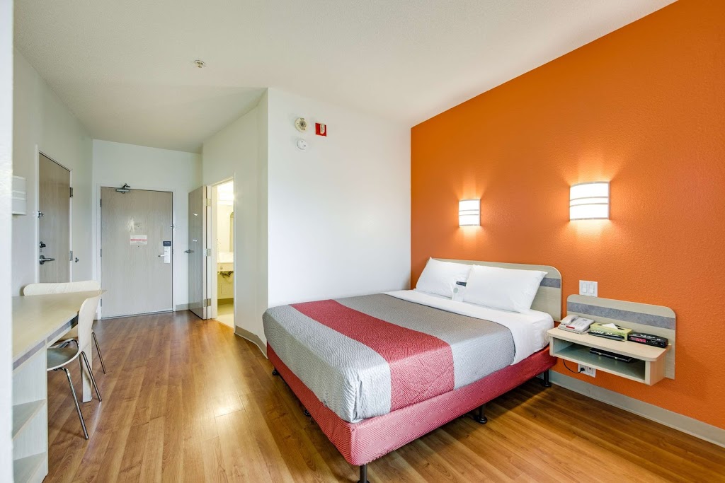 Motel 6 Toronto - Brampton | 160 Steelwell Rd, Brampton, ON L6T 5T3, Canada | Phone: (905) 451-3313