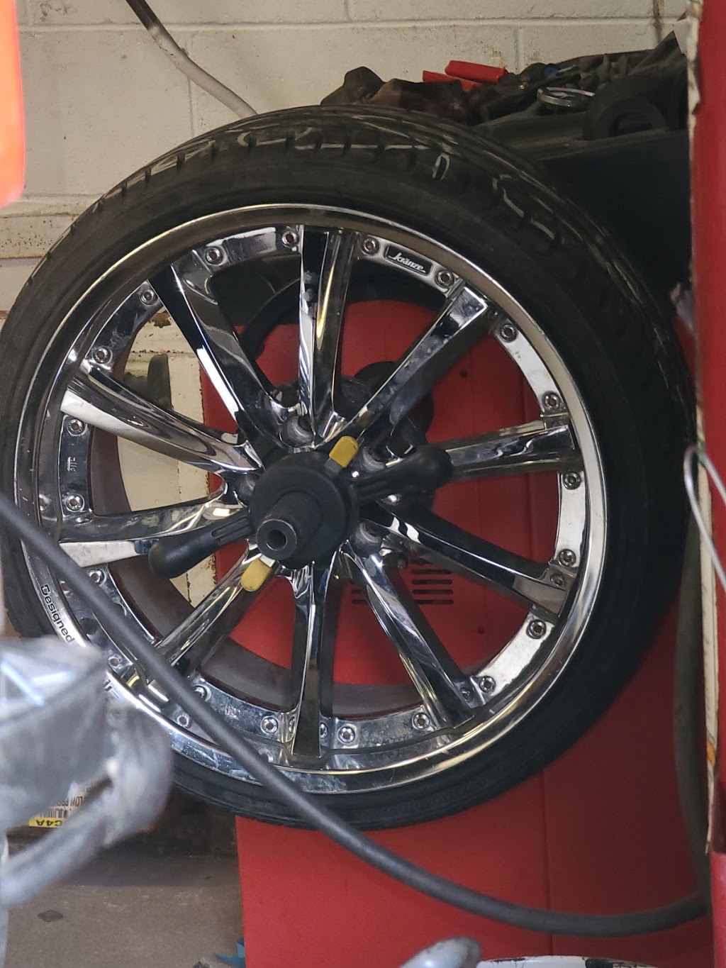 Tire Giant | car repair | 33 Manitou Dr, Kitchener, ON N2C 1K9, Canada | 5198958473 OR +1 519-895-8473