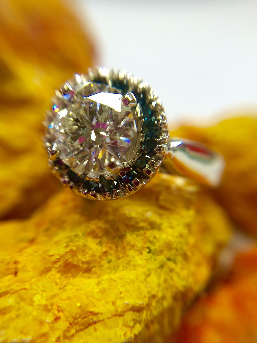 R G Huxley Jewellers Ltd | 240 Richmond St, London, ON N6B 2H6, Canada | Phone: (519) 679-8427