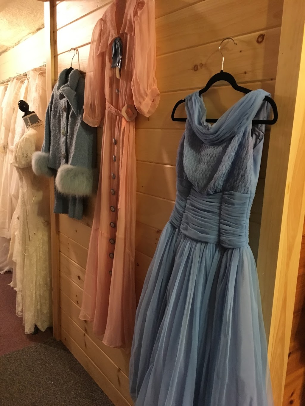Ginas Closet | 1441 King St N, St. Jacobs, ON N0B 2N0, Canada | Phone: (519) 240-0860