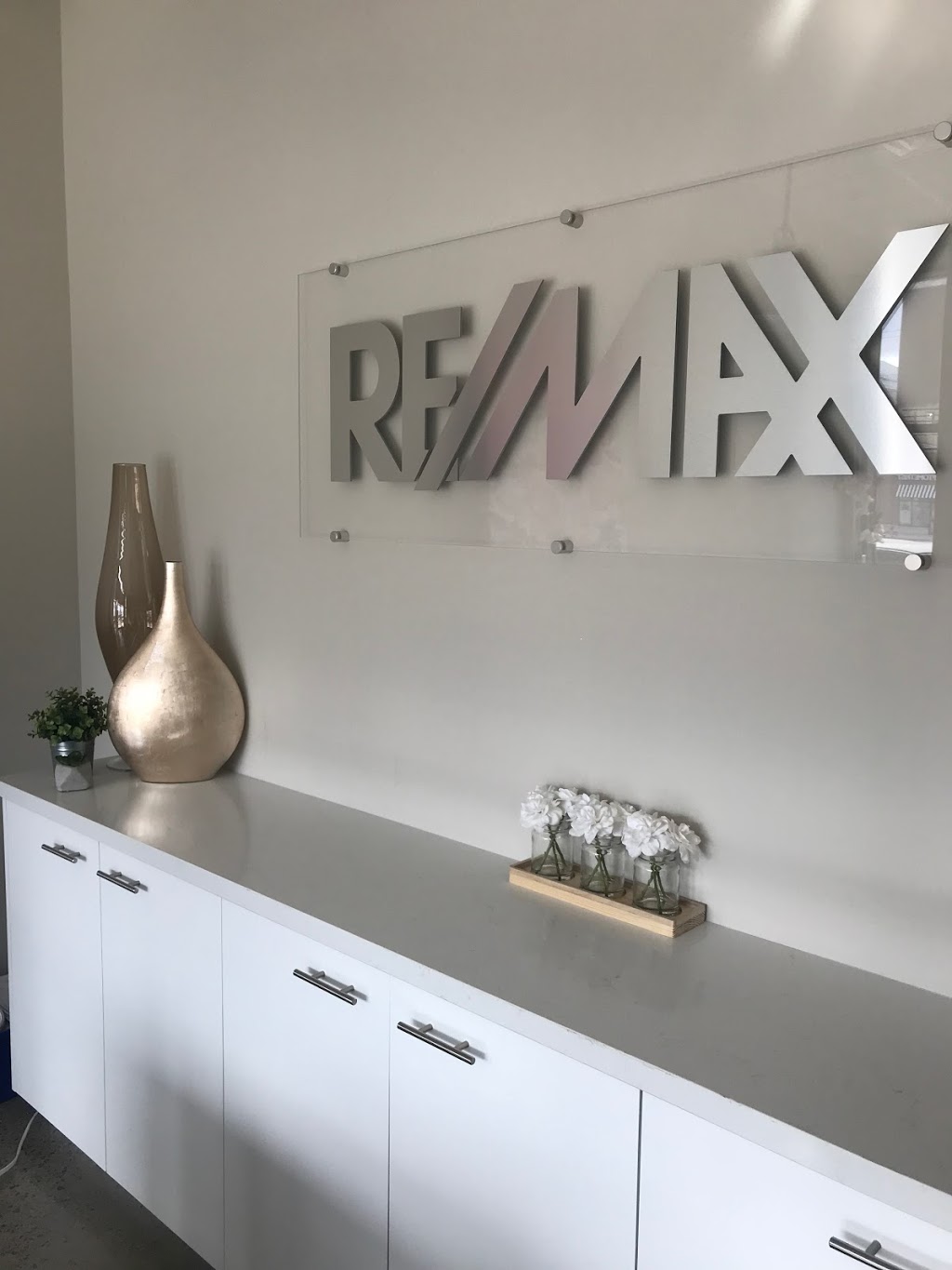 Sarah Donnelly Re/Max Escarpment Realty Inc., Brokerage | 2180 Itabashi Way, Burlington, ON L7M 5A5, Canada | Phone: (905) 639-7676
