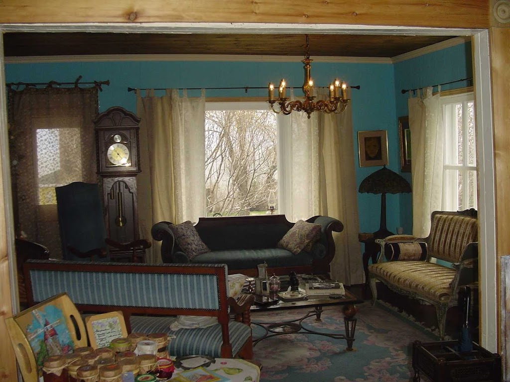 La Maison sous les Lilas | 649 Rue St Raphaël, La Malbaie, QC G5A 2P1, Canada | Phone: (418) 665-8076