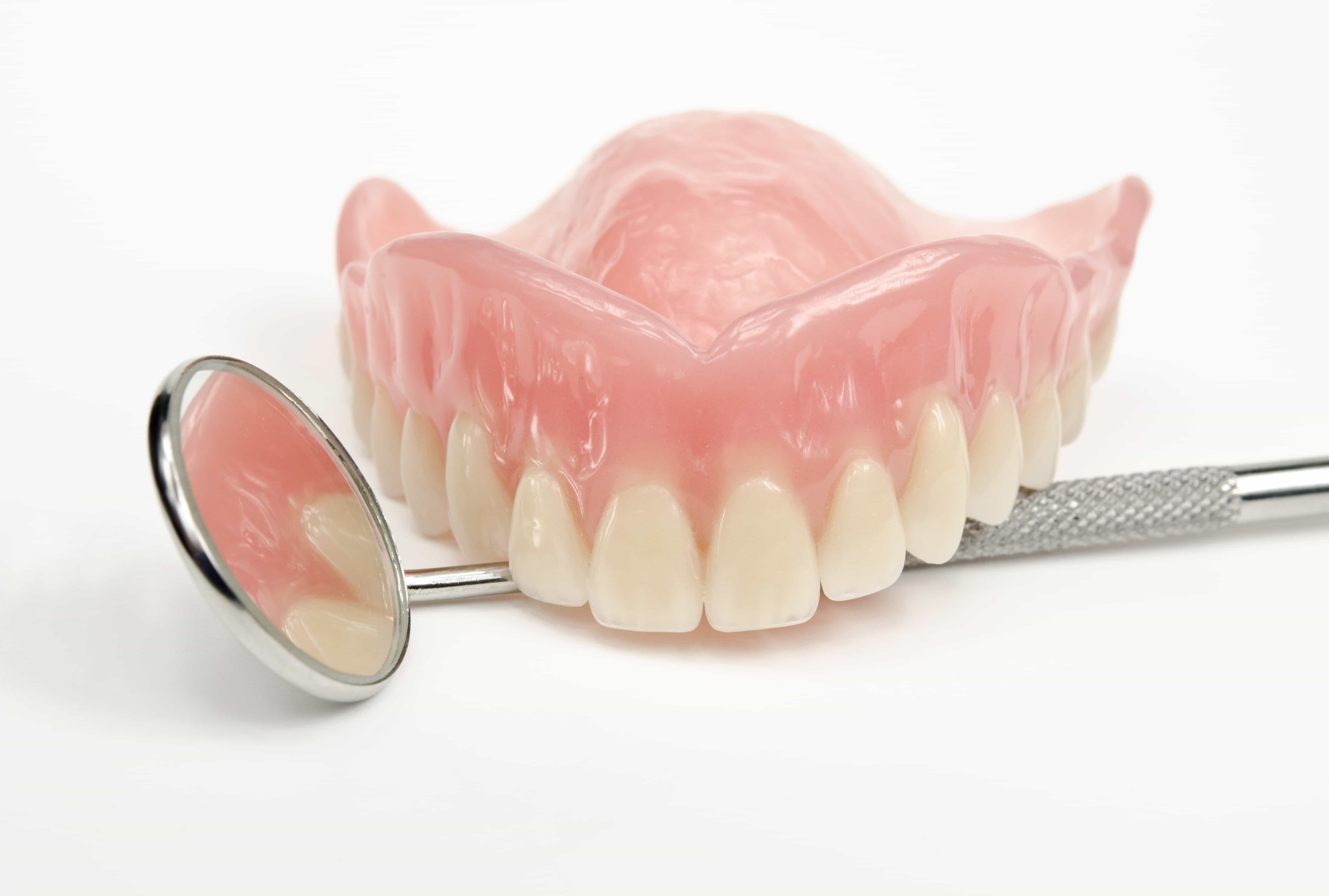 Съемный протез зубов какие бывают. Полносъемный пластинчатый протез.