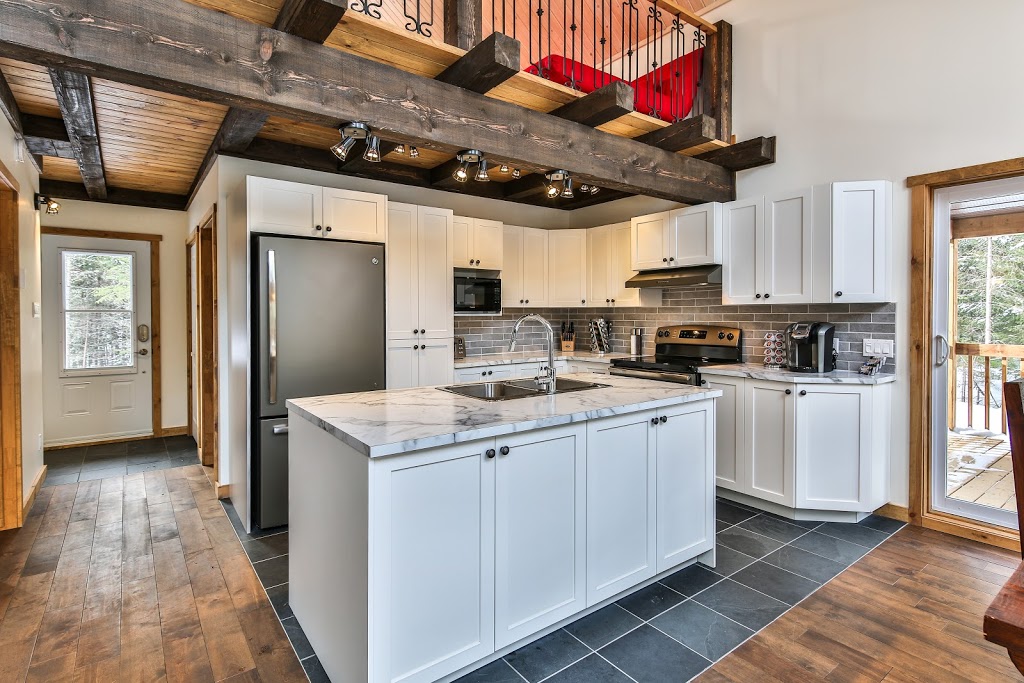 Chalet au Loup | 901 chemin de la Compagnie, Saint-Alexis-des-Monts, QC J0K 1V0, Canada | Phone: (514) 295-7843