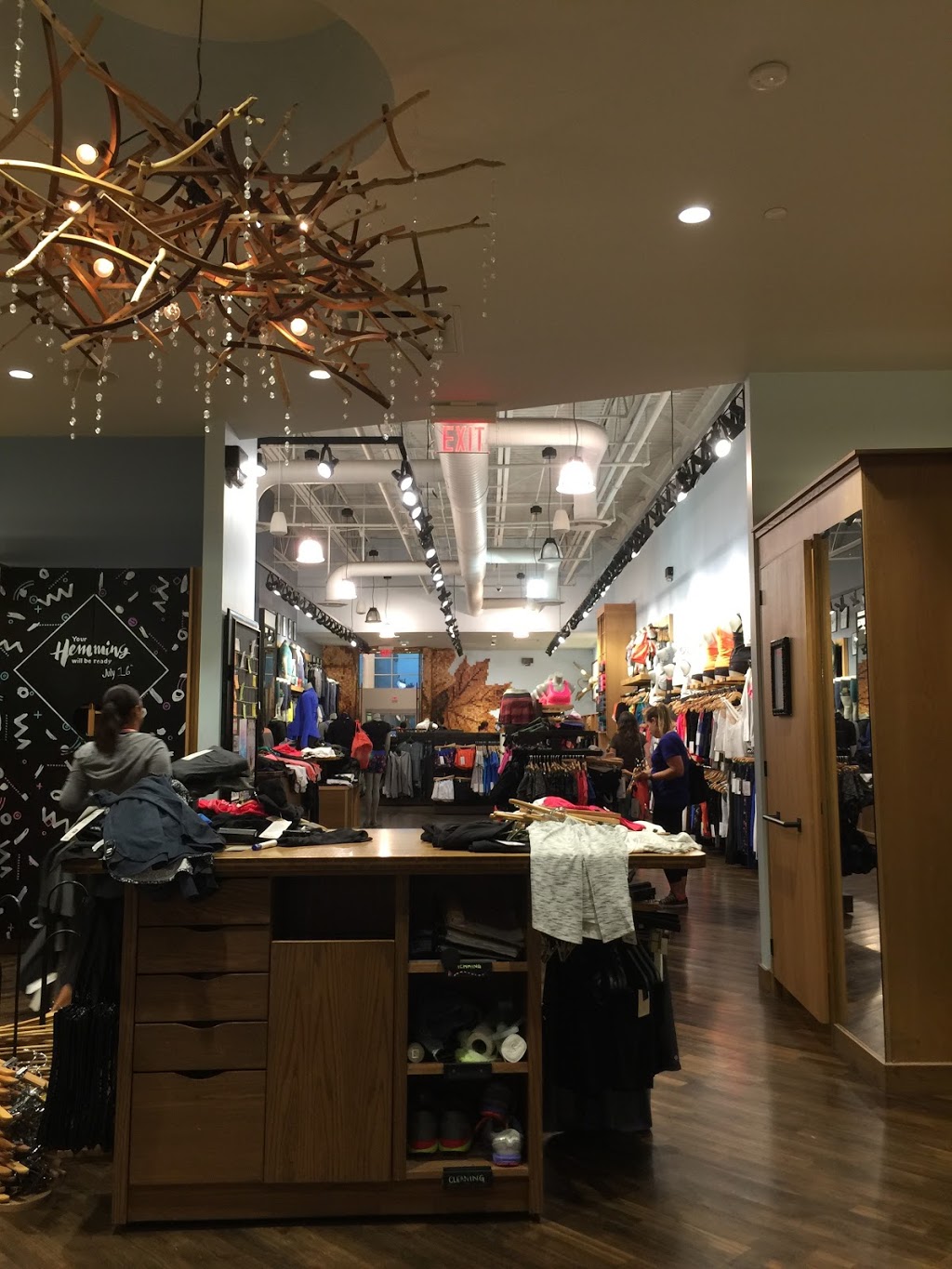 lululemon | 3401 Dufferin St Unit 512, Toronto, ON M6A 2T9, Canada | Phone: (416) 256-3883