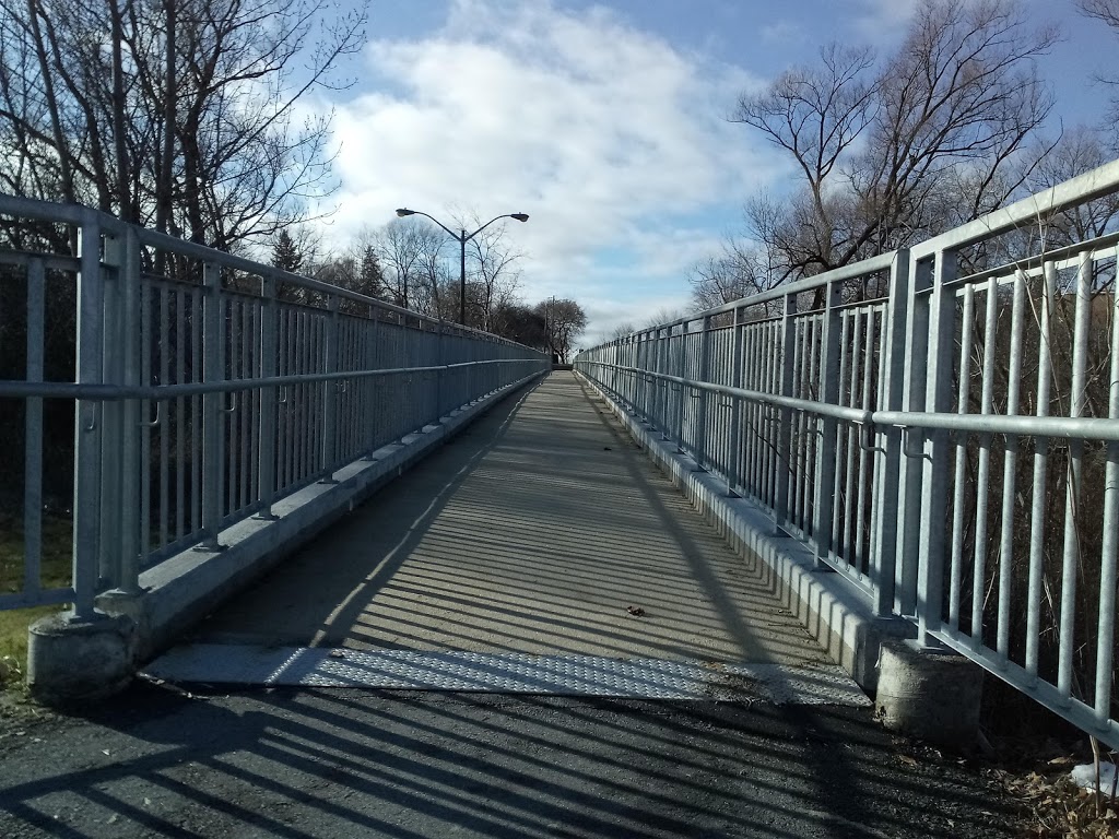 Chalkfarm Park | 2230 Jane St, North York, ON M3L 2J1, Canada | Phone: (416) 338-4386
