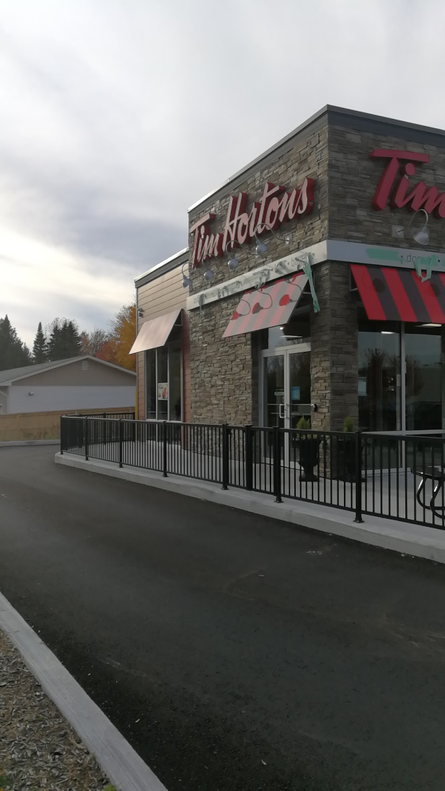 Tim Hortons | 88 Broadway Ave, Russell, ON K4R 1A1, Canada | Phone: (613) 445-3434